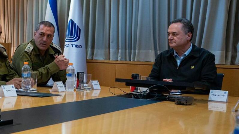 שר הביטחון ישראל כ"ץ מקיים כעת דיון לאישור תוכניות התקיפה בעזה עם הרמטכ"ל, רב-אלוף אייל זמיר