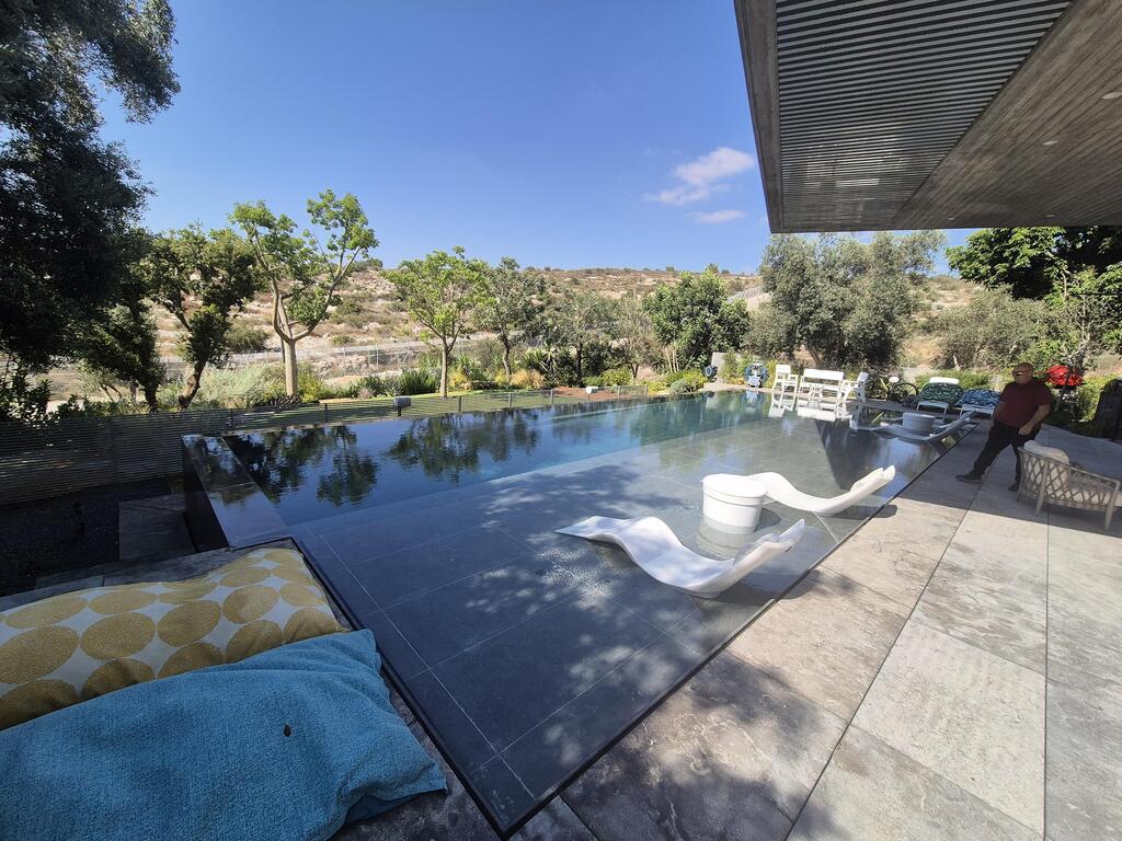 בריכת אינפיניטי