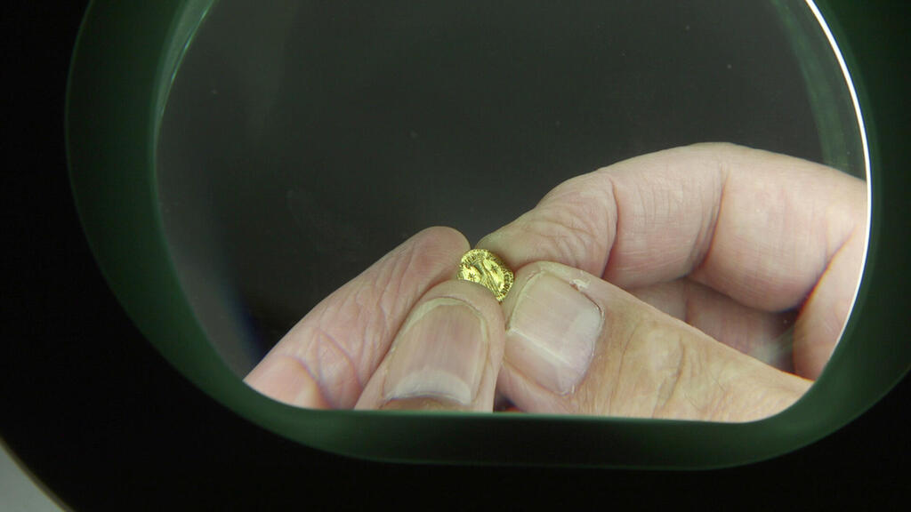 גב המטבע ועליו קרן השפע - סמל להצלחה ופריון. משני צידיה כוכבים ומסביב הכיתוב של המלכה ברניקי ביוונית