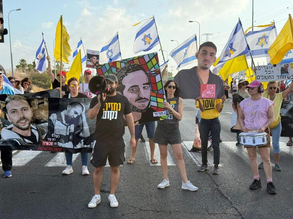 יותם כהן, אחיו של נמרוד כהן, בהפגנה בצומת נען