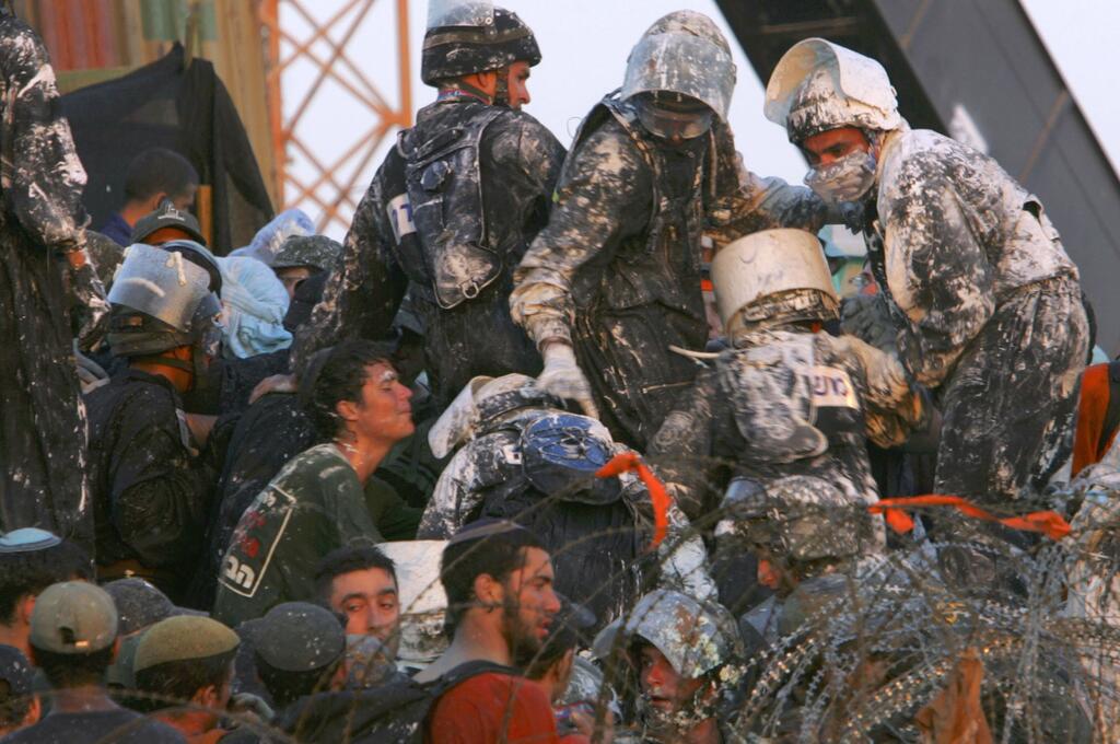 שוטרים לפני בית הכנסת בכפר דרום