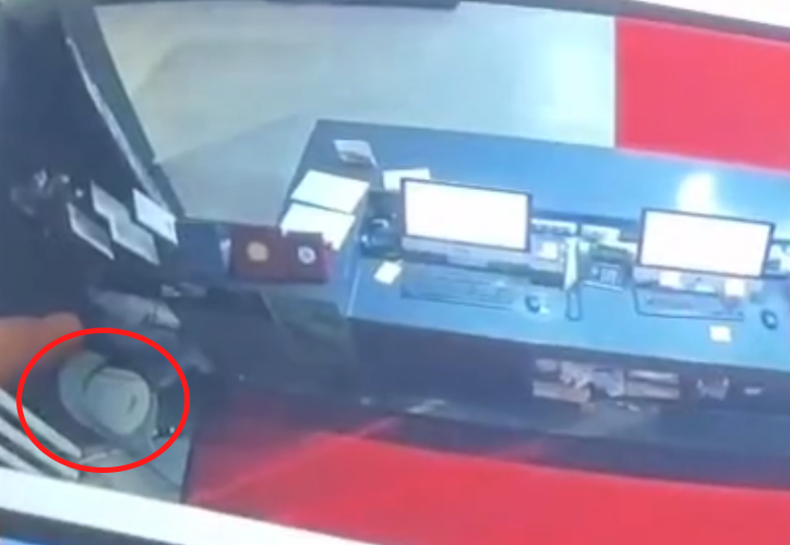 בעיגול אדום: הפח שאליו הושלכו הדרכונים