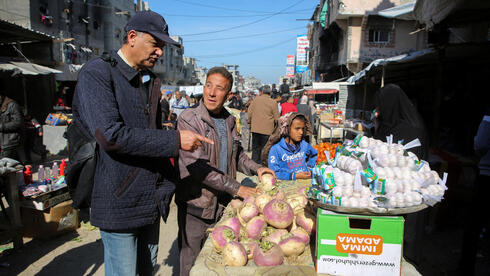 Israel to allow entry of goods to Gaza through local merchants