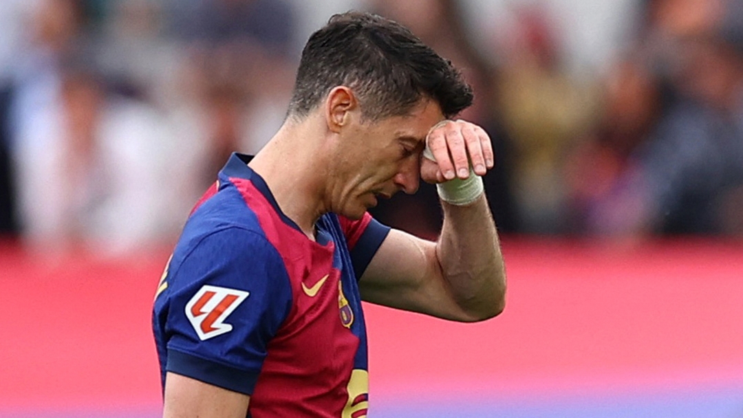 What Injury Does Robert Lewandowski Have and How Long Will He Be Out for Barcelona? - beIN SPORTS