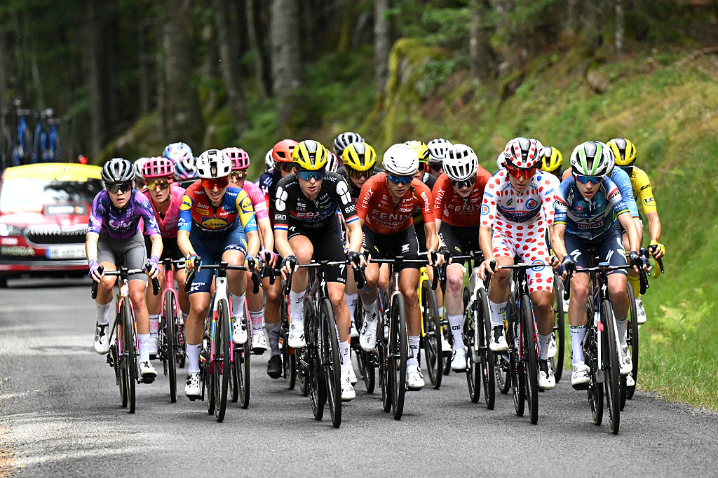 The peloton on the first mountain day, stage 6, at the Tour de France Femmes