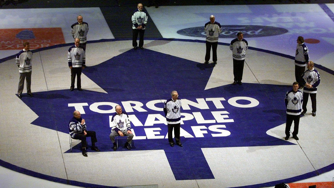 Former Toronto Maple Leafs and hall of famers gather on a Leafs logo at centre ice in Maple Leaf Gardens. (Kevin Frayer/CP)