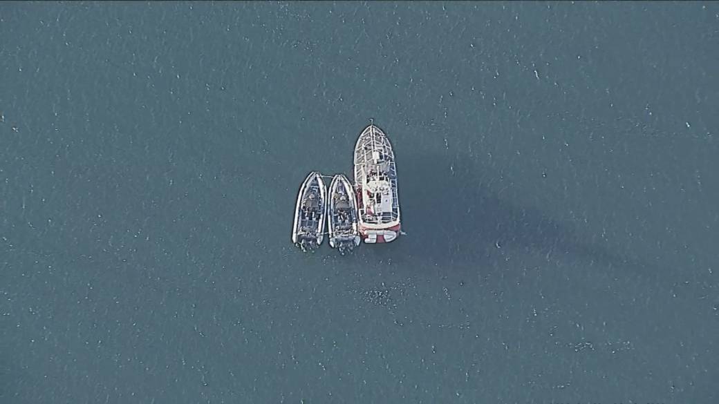 Click to play video: 'Toronto crews search for missing jet ski rider at Bluffer’s Beach'