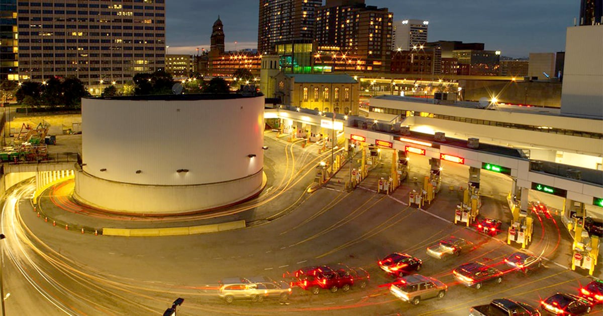 Crossing to Detroit? Why experts say you should check your phone first - CTV News