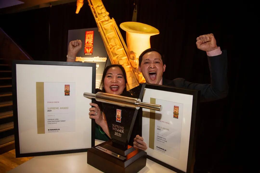 Sopheap Long winning the supreme pie award in 2021, with her husband Bunna Hout. Photo / Supplied
