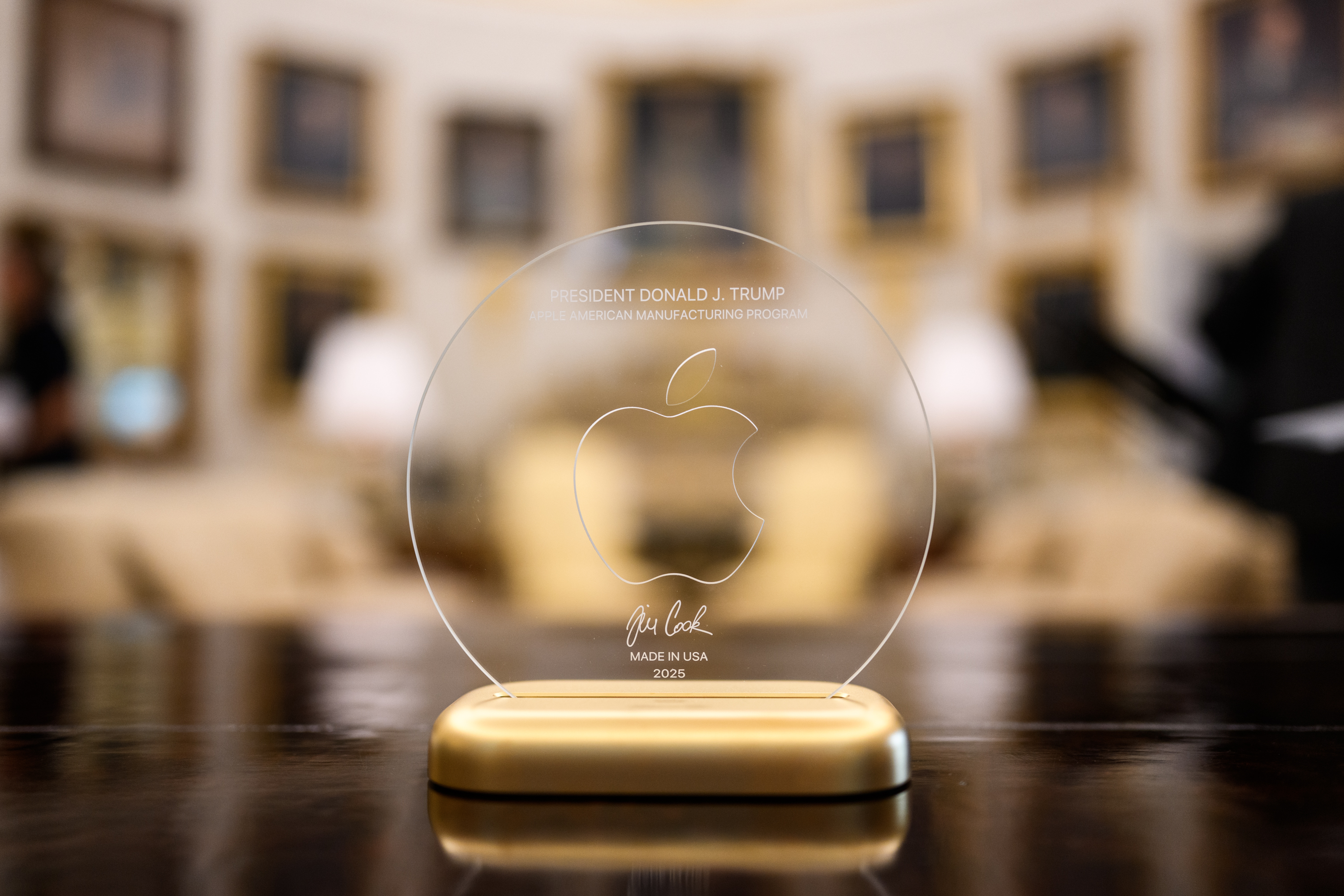 President Donald Trump delivers remarks alongside Apple CEO Tim Cook, Vice President JD Vance, Secretary of the Treasury Scott Bessent, and Secretary of Commerce Howard Lutnick after announcing a 0 billion investment in the U.S., Wednesday, August 6, 2025, in the Oval Office. (Official White House Photo by Daniel Torok)