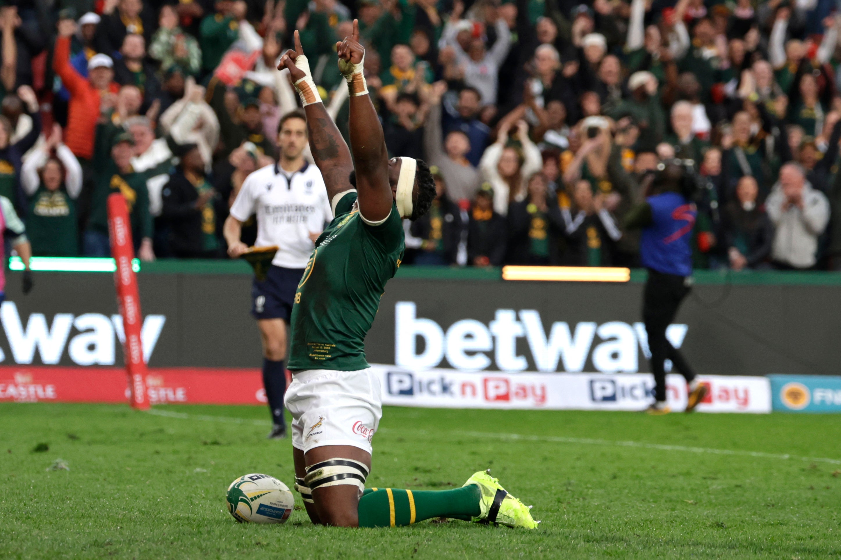 Siya Kolisi celebrates after scoring under the posts