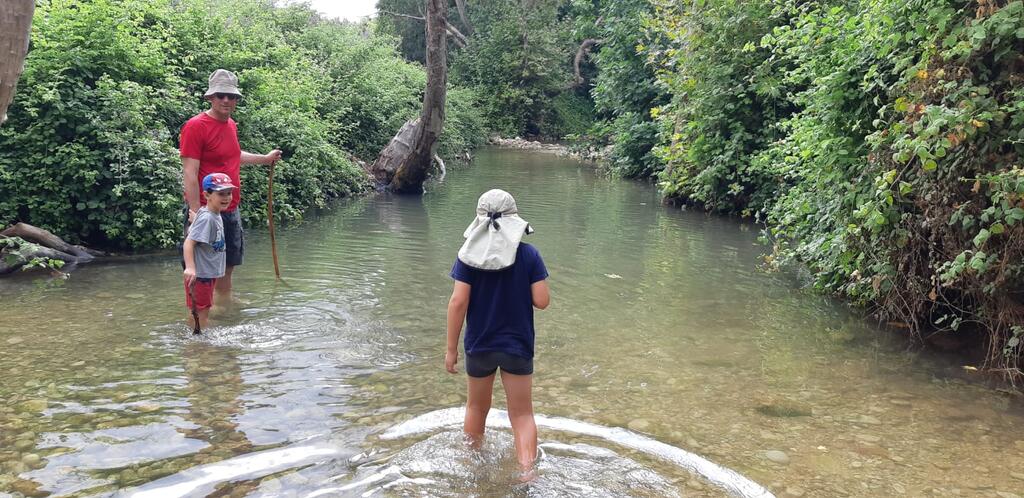 מטיילים בנחל כזיב