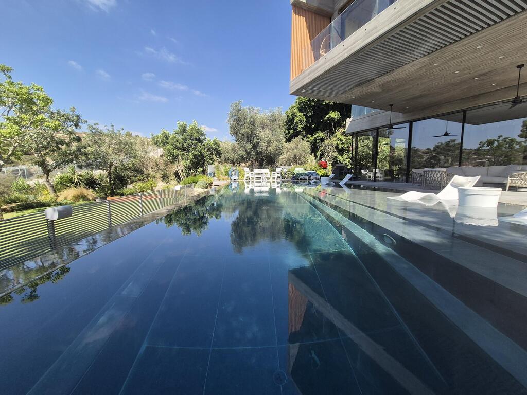 בריכת אינפיניטי