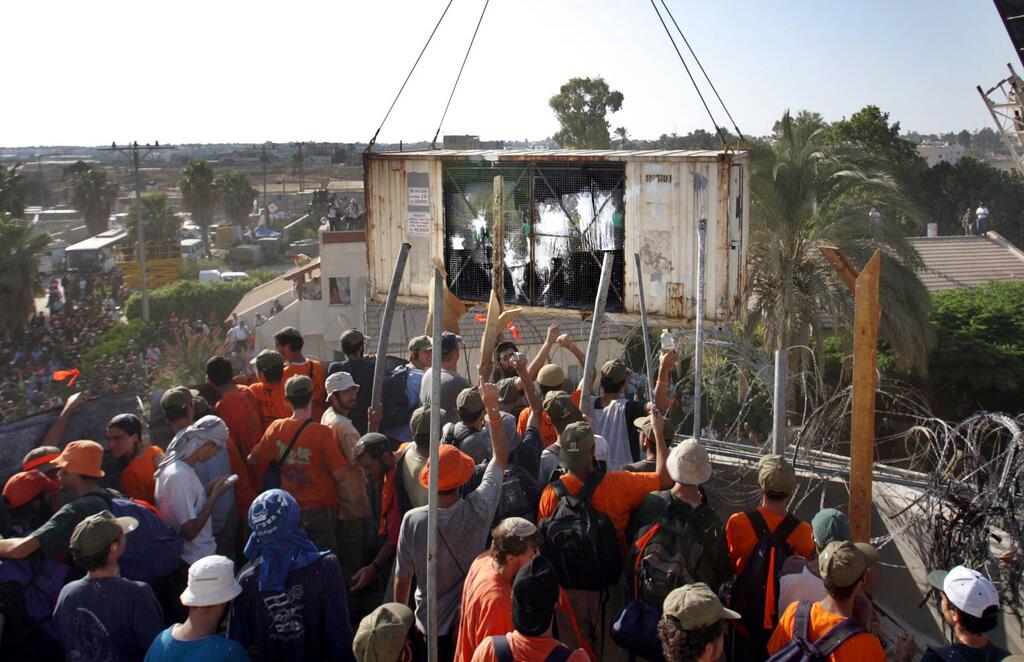 שוטרים לפני בית הכנסת בכפר דרום