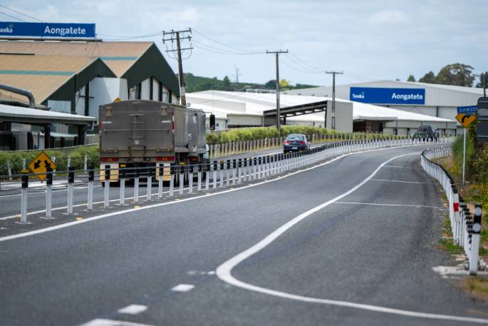 SunLive - Crash reignites debate over SH2 median barriers