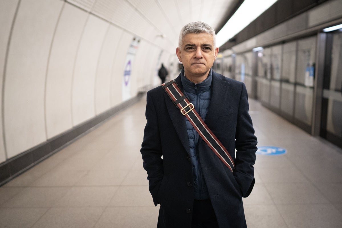 London mayor rolls out campaign to tackle ‘nuisance’ headphone dodgers
