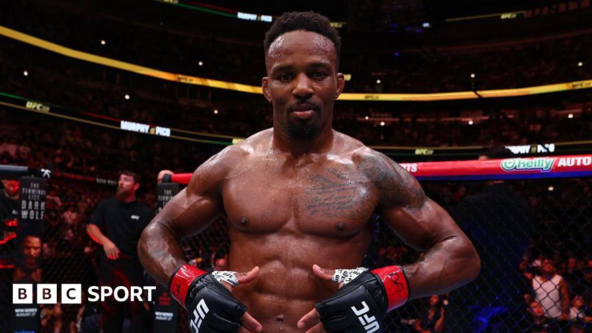 Lerone Murphy celebrates his win over Aaron Pico