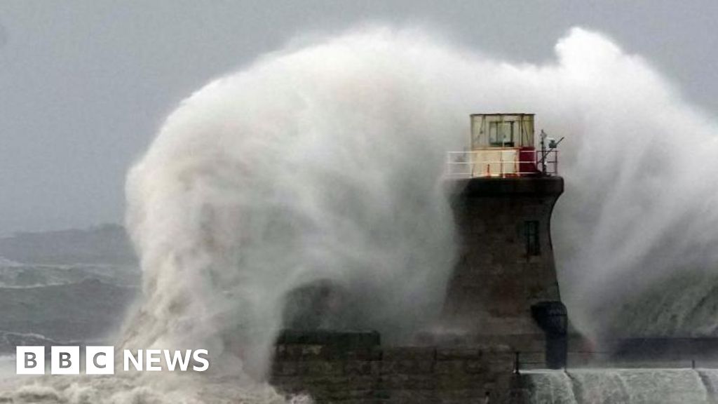 Storm Floris amber weather warning issued ahead of strong winds hitting UK