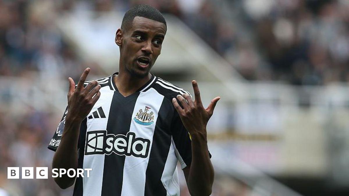 Alexander Isak in action for Newcastle United