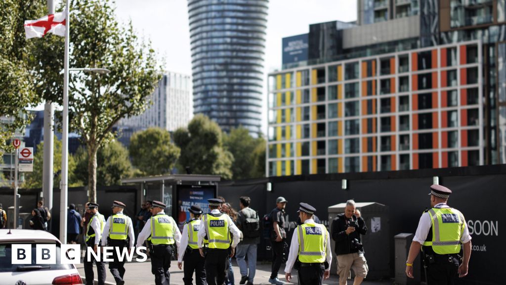 Four arrested at Canary Wharf anti-asylum protest