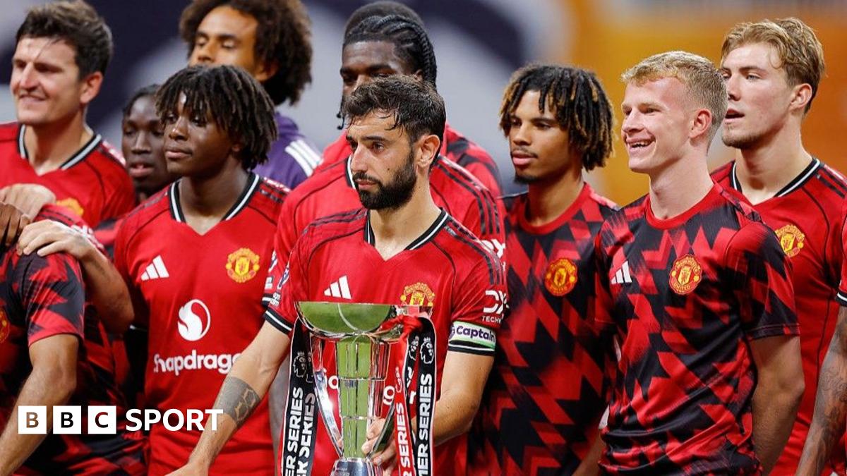 Manchester United players stand next to the Premier League Summer Series trophy