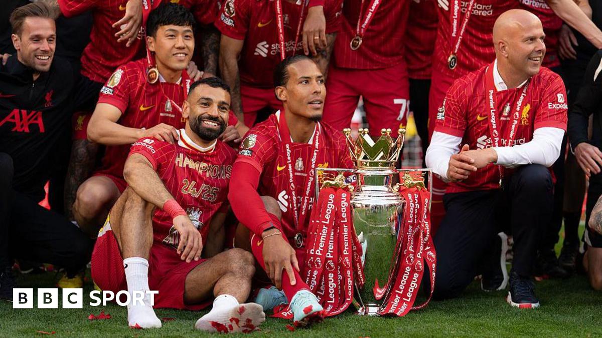 Maro Itoje with Lions fans