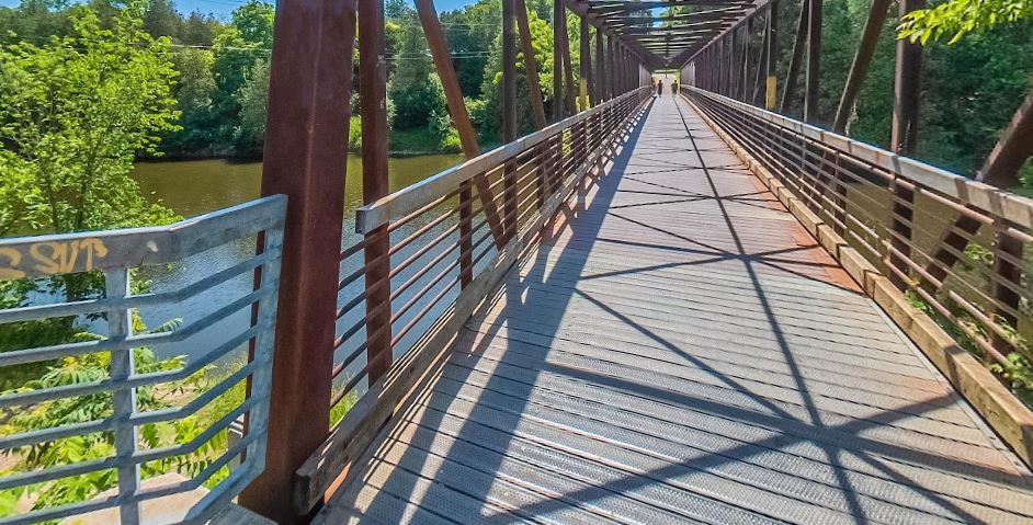 Person drowns after jumping off bridge into the Grand River in Elora