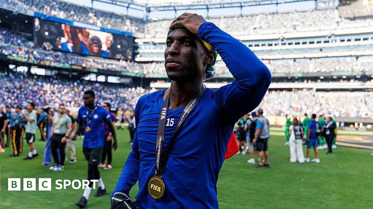 Maro Itoje with Lions fans