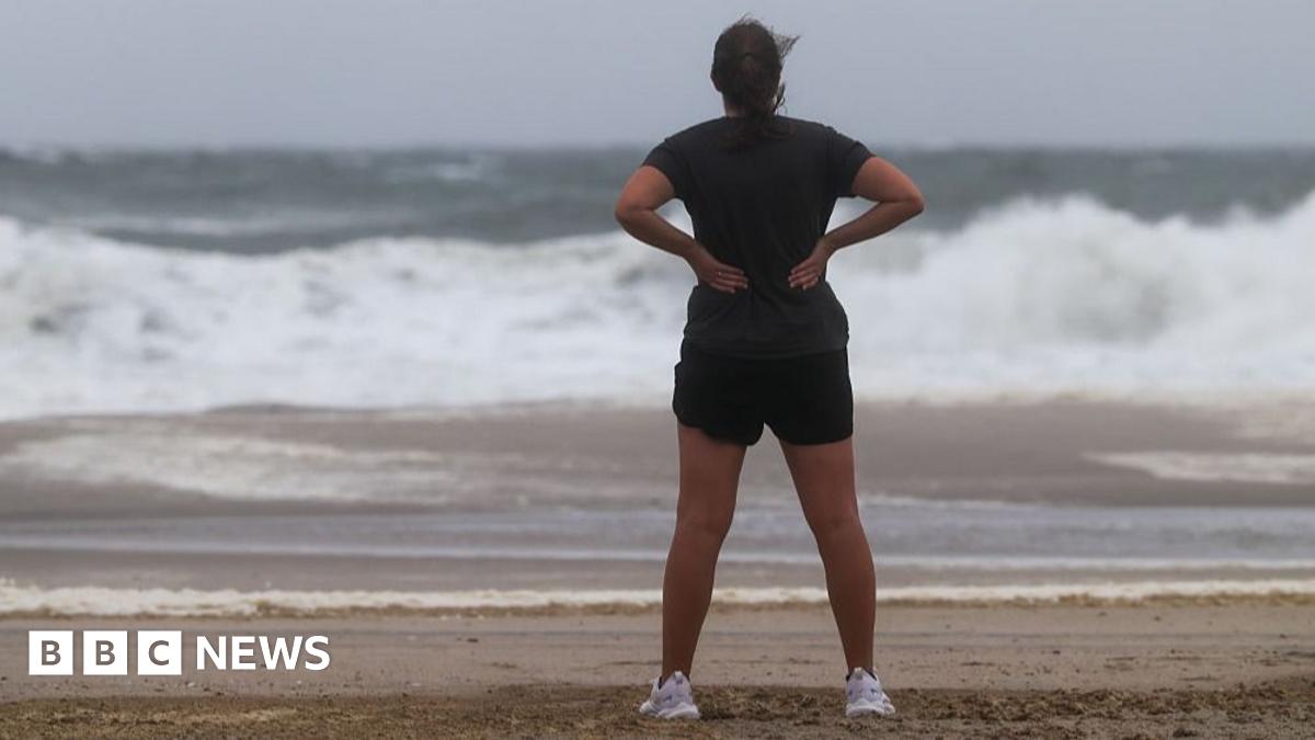 Hurricane Erin brings strong waves to US east coast - watch live