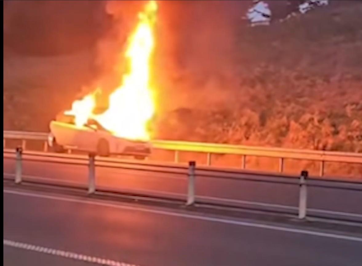 Watch: Dramatic car fire on Southern Motorway