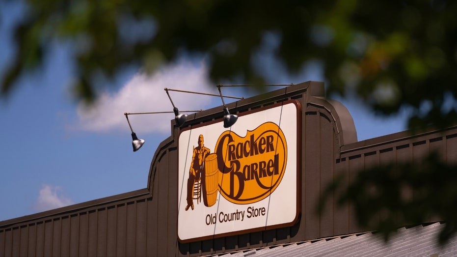 A view of the old Cracker Barrel logo