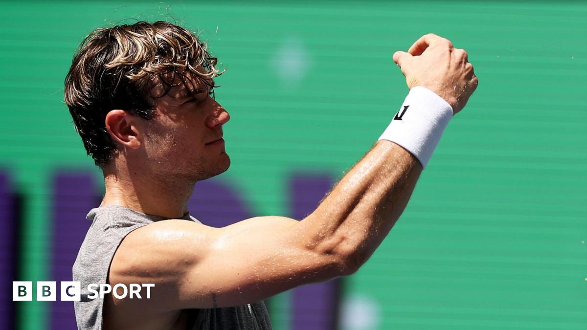 Jack Draper flex his bicep during US Open practice