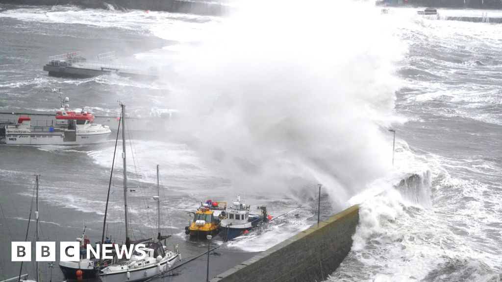 Storm Floris to bring 'unseasonably strong winds' to UK