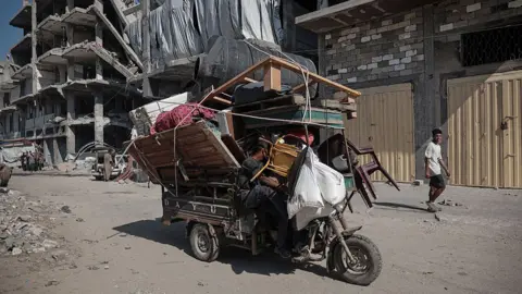 Anadolu via Getty Images Palestinian flees northern Gaza
