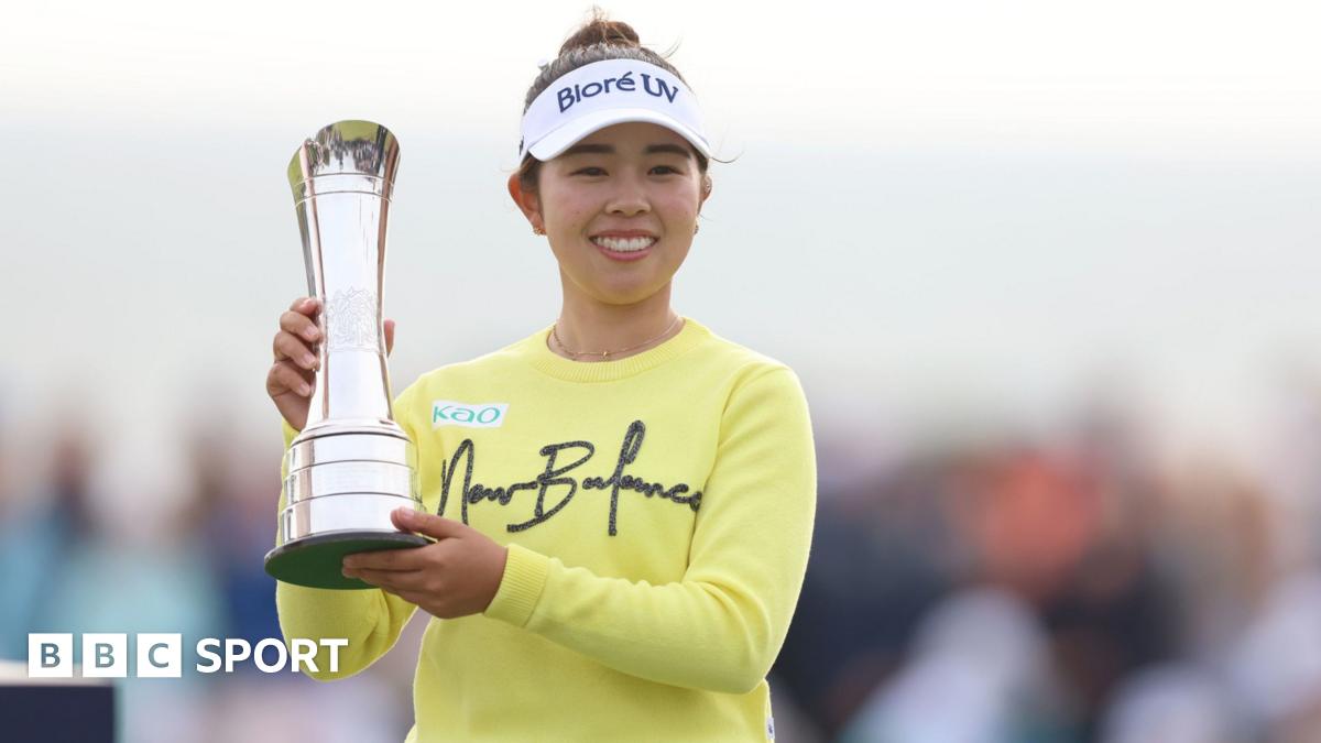 Miyu Yamashita holds the Women's Open trophy