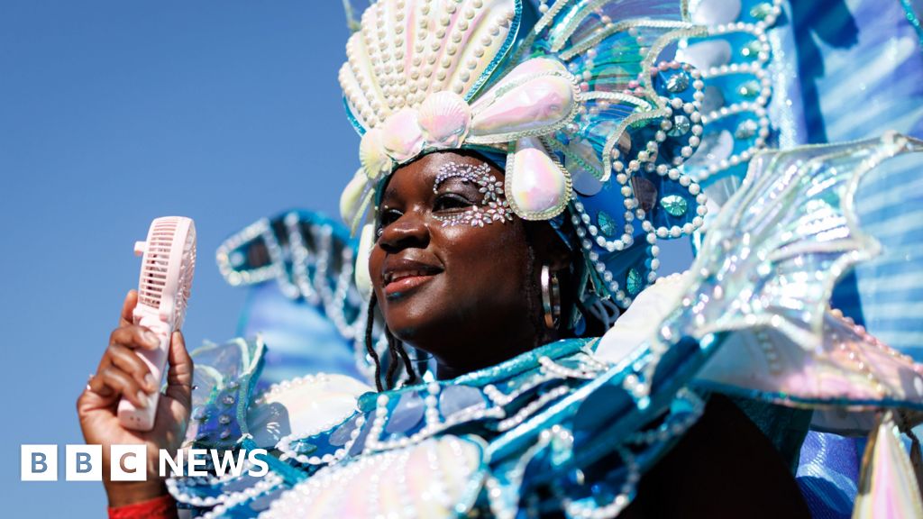Performers hit west London for main parade