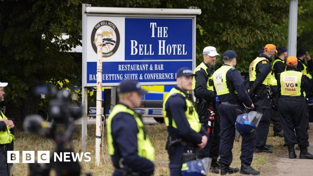 Tory councils should consider asylum hotel challenges, says Badenoch