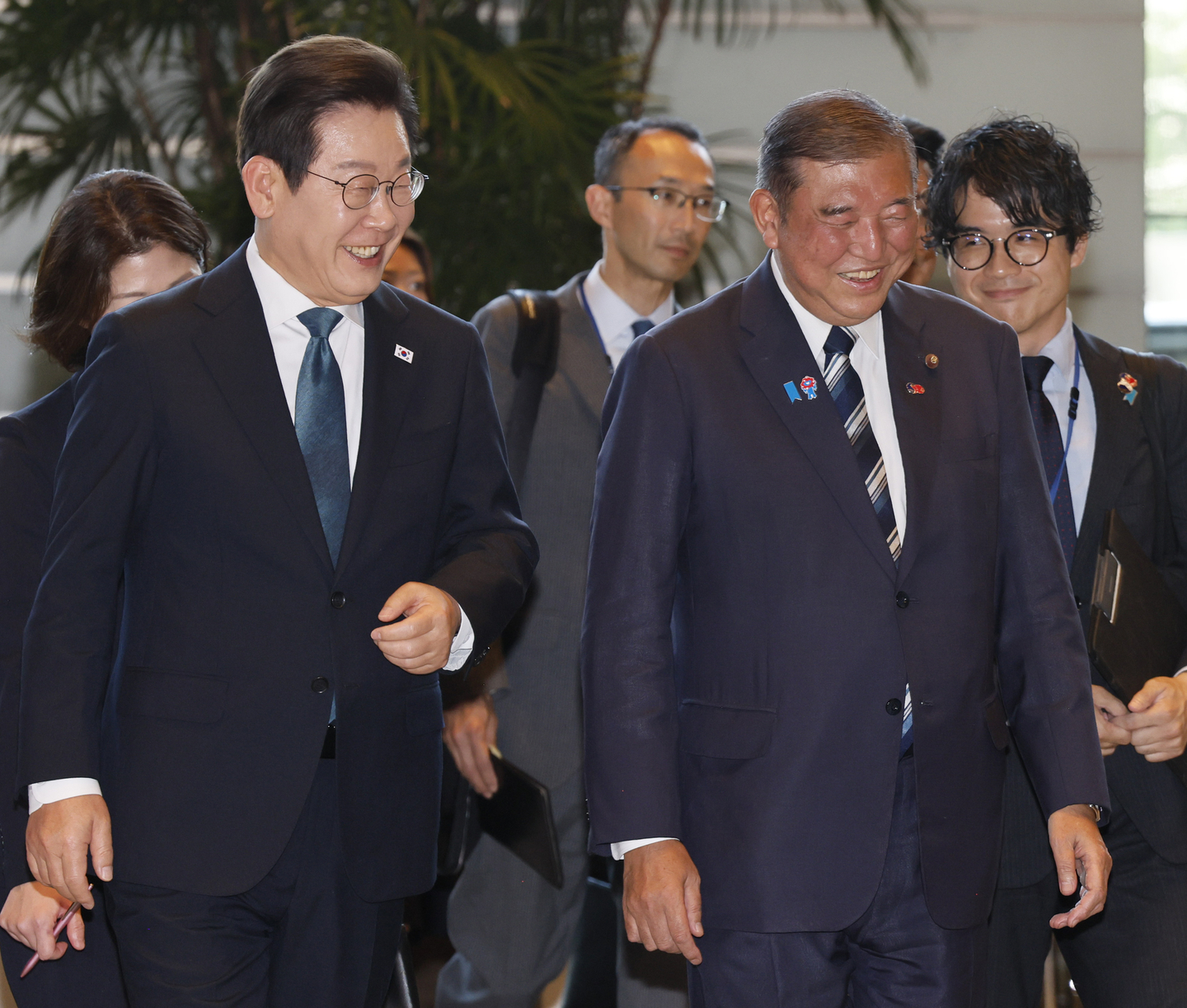 President Lee Jae Myung, left, and Japanese Prime Minister Shigeru Ishiba chat as they head into the prime minister's official residence for their bilateral summit in Tokyo on Aug. 23. [JOINT PRESS CORPS]