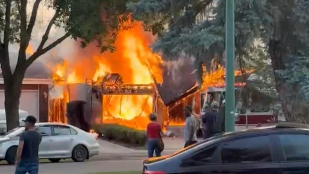 Fire destroys house in Winnipeg's St. Vital neighbourhood