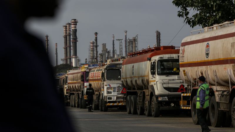 Trump threatens India with 50% tariff as negotiations fizzle and Modi keeps importing Russian oil