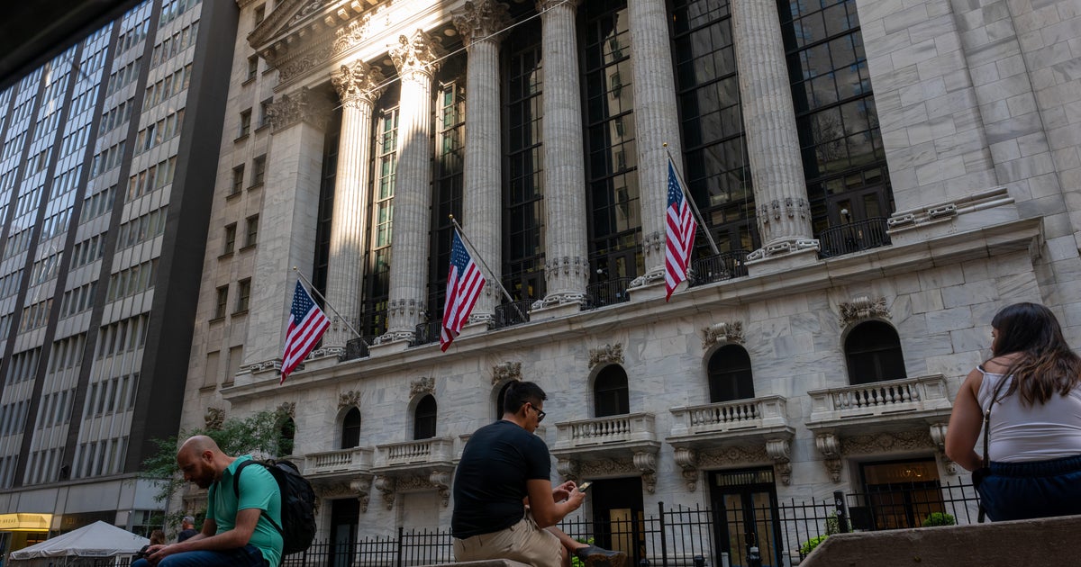 Dow falls over 500 points as investors digest hiring slowdown and new U.S. tariffs