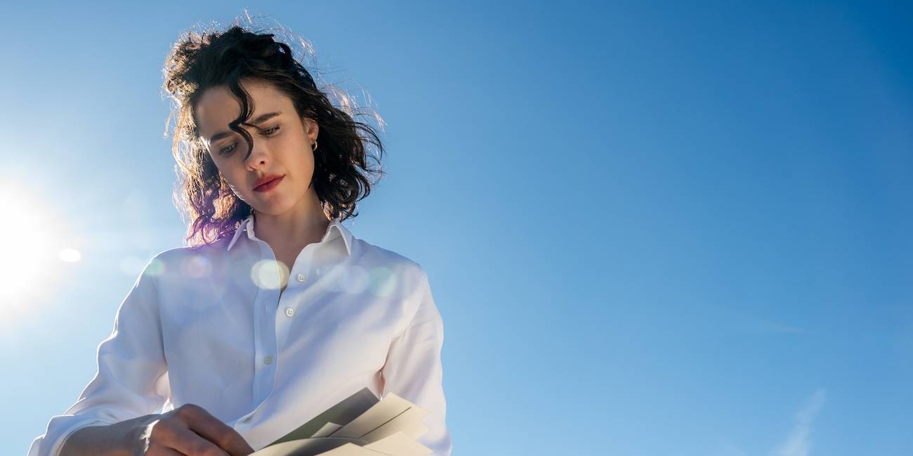 Margaret Qualley looking through mail in Honey, Don't!