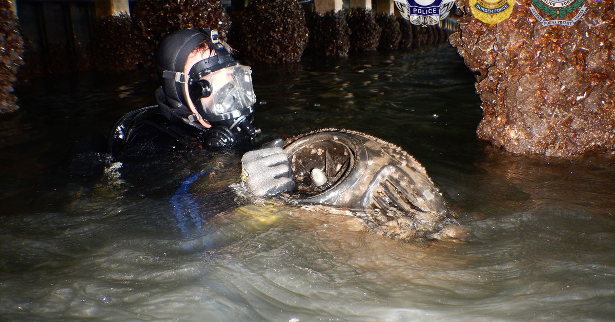 Two Norwegians jailed after failed attempt to dive for 80kg of cocaine