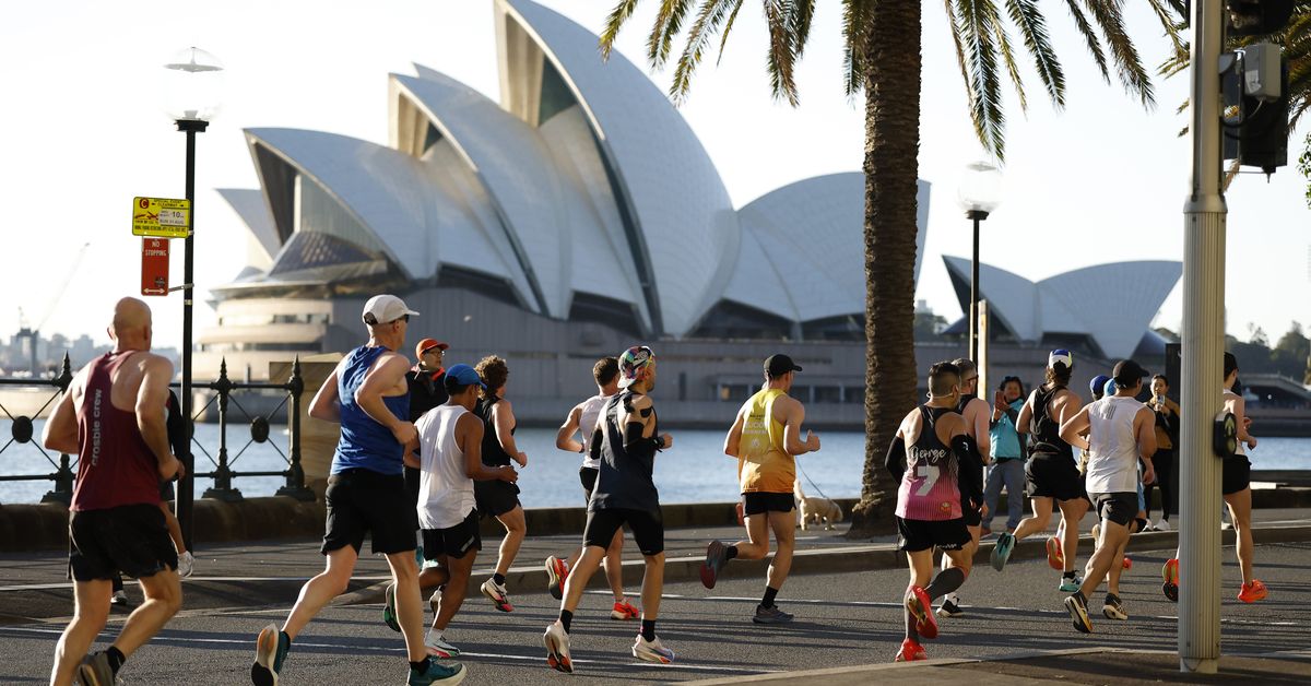 In pictures: The harbour city laces up for the Sydney Marathon - 9News