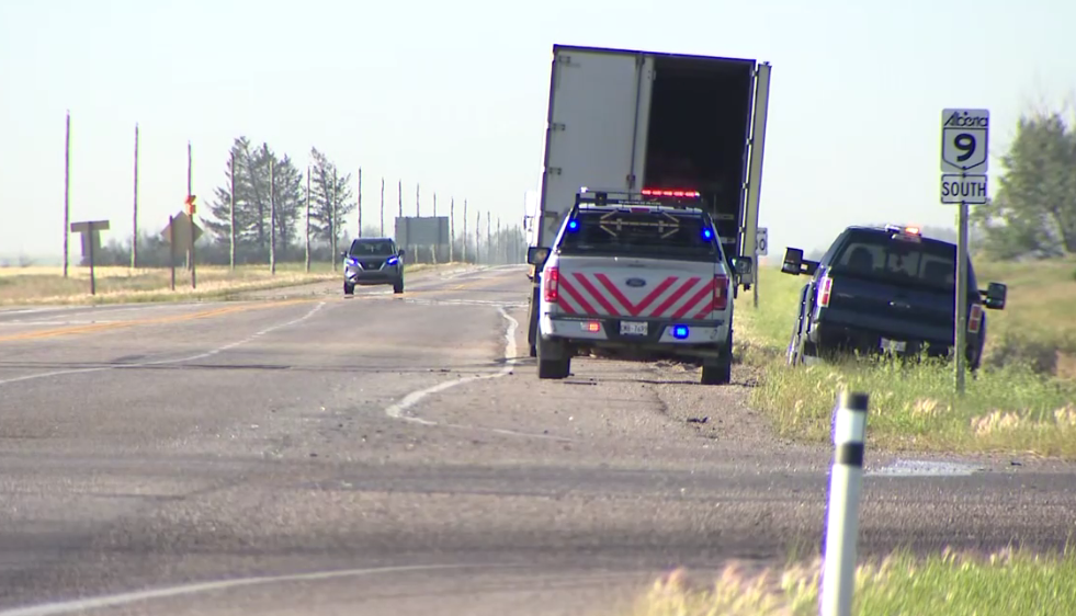 Man in 20s dead in highway crash east of Calgary