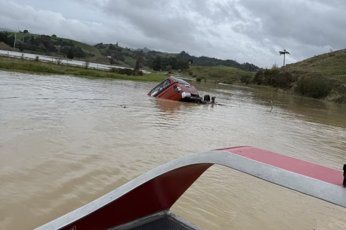 SunLive - Jet boater loses truck rescuing woman in BOP