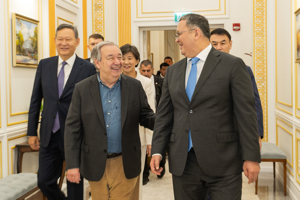 UN Secretary-General António Guterres (centre), alongside Deputy Prime Minister and Minister of Foreign Affairs Murat Nurtleu (left), and Permanent Representative of Kazakhstan to the UN Kairat Umarov (right), arriving in Almaty, Kazakhstan.