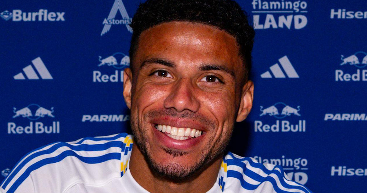 Leeds United sign experienced defender James Justin