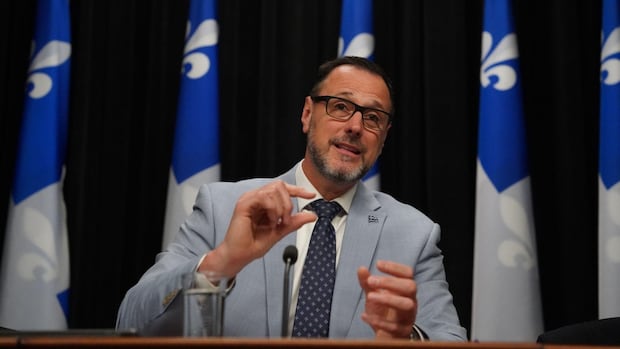 Quebec plans to table bill banning prayer in public