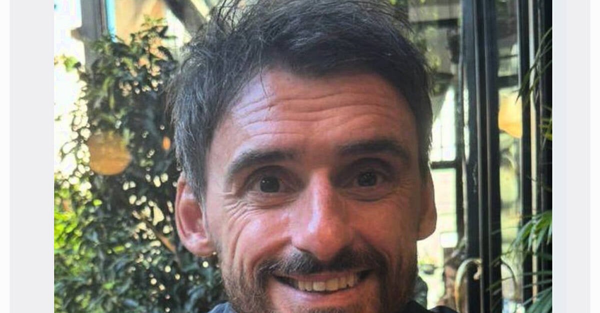 Man who fell from moving vehicle in Markethill area dies